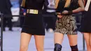 Di acara Melon Music Awards 2016, Jennie mengenakan little black dress dan bersenang-senang menggunakan aksesori. Sabuk emasnya yang lebar dan patent stiletto booties adalah statement yang patut diacungi jempol dari keseluruhan tampilannya.