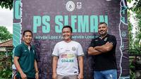 Manajer PSS Sleman, Danilo Fernando (kanan) berpose di depan Omah PSS. (Istimewa/Dokumen PSS Sleman)