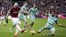 Striker West Ham United, Marko Arnautovic, melepaskan tendangan saat melawan Arsenal pada laga Premier League di Stadion London, Sabtu (12/1). West Ham United menang 1-0 atas Arsenal. (AP/Tim Ireland)