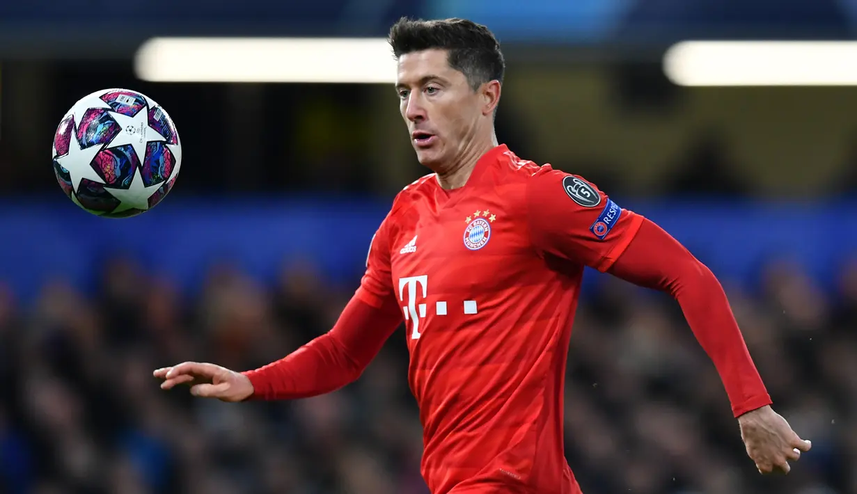 1. Robert Lewandowski (Bayern Munchen) - Lewandowski memuncaki sementara top scorer Liga Champions 2019/2020 dengan torehan 11 gol. (AFP/Ben Stansall)
