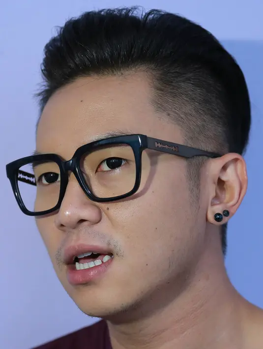 "Kalau ngebahas nikah sih belum. Dia tuh ngerti, aku tulang punggung keluarga, dia (Steffy) juga nggak nuntut buru-buru nikah. Masih sama-sama sibuk sama kerjaan," tukas Rafael SM*SH. (Galih W. Satria/Bintang.com)