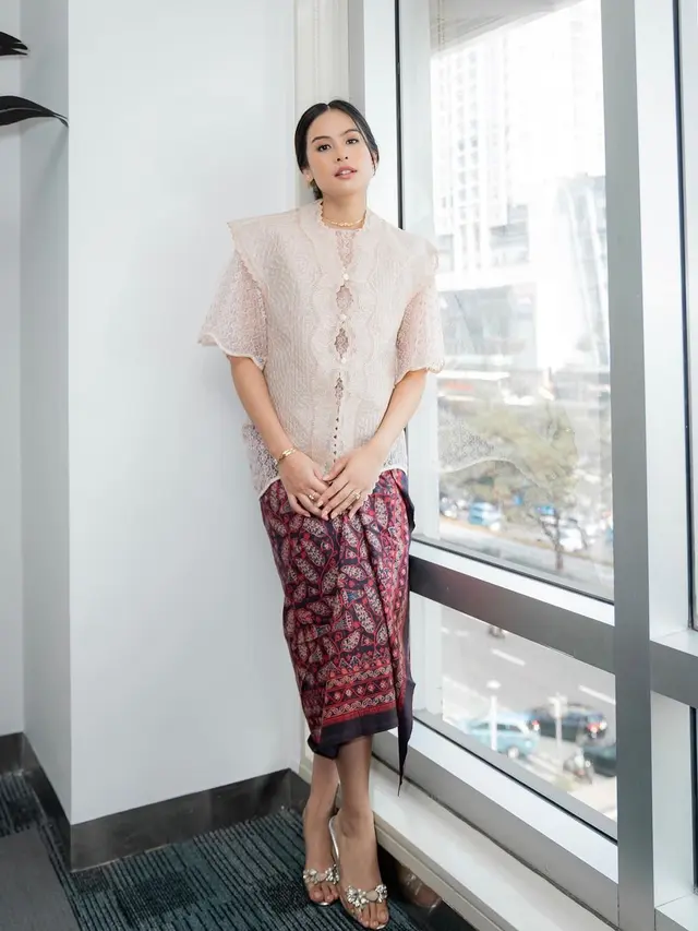 Maudy Ayunda juga Tampil Cantik dengan Kebaya Tradisional