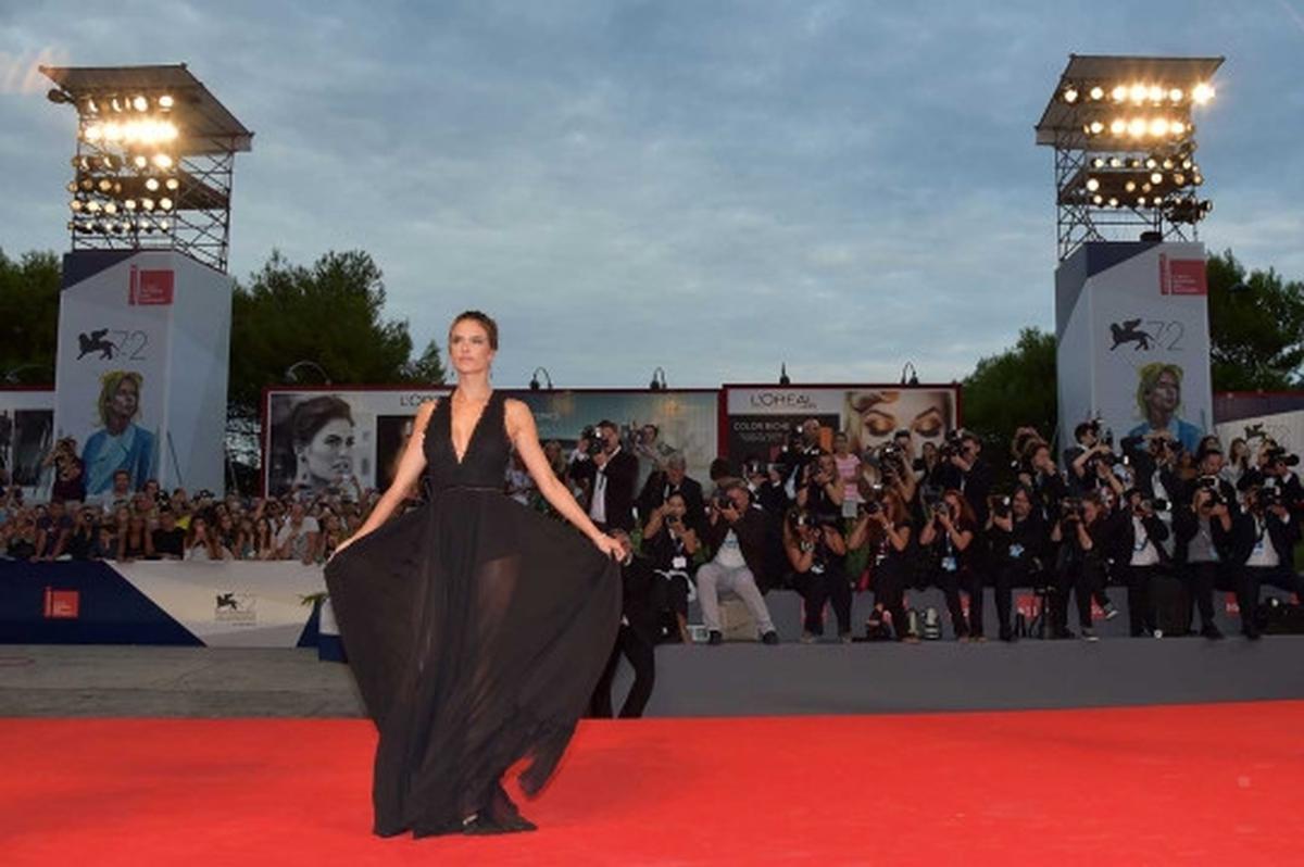 Alessandra Ambrosio cantik & seksi bergaun tipis tembus pandang