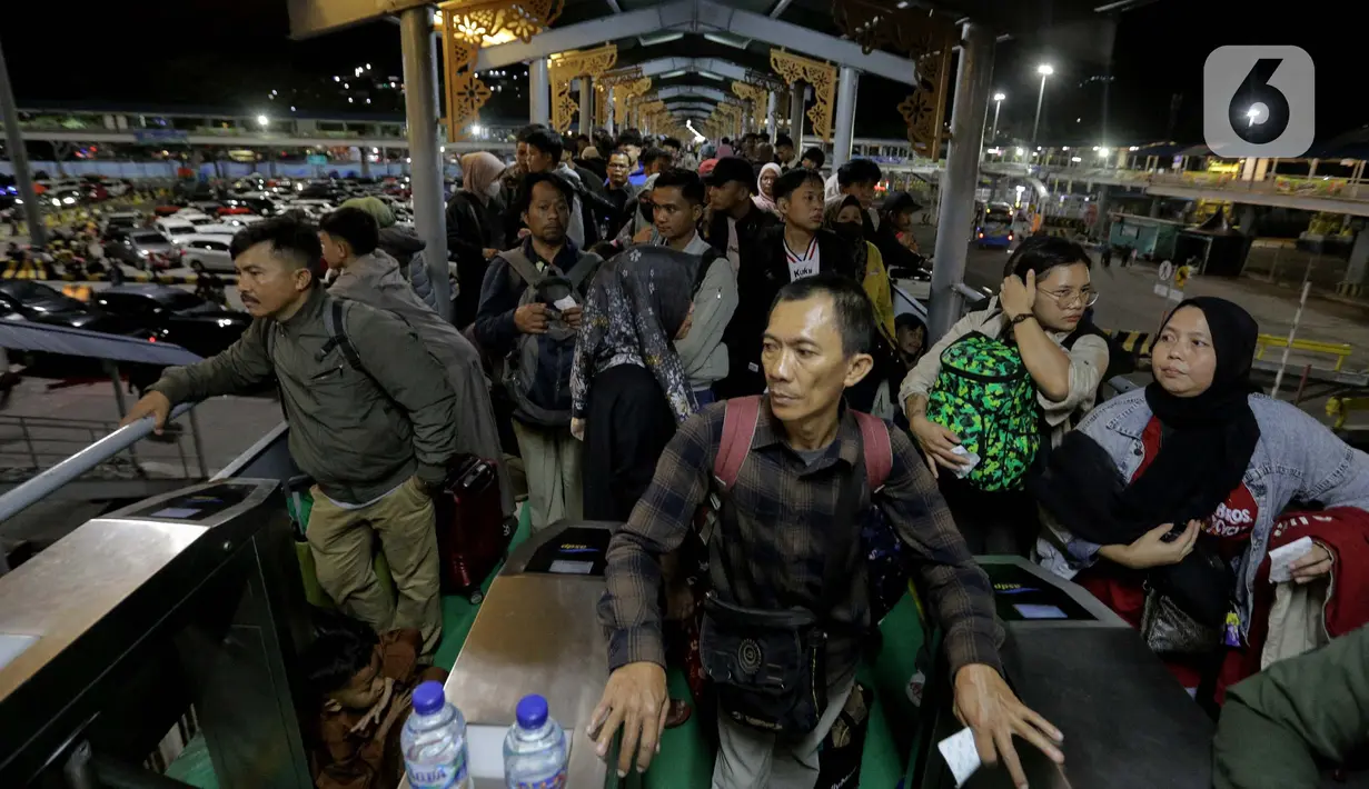 Heru Widodo menambahkan terdapat 67 unit kapal serta tujuh dermaga siap beroperasi pada puncak arus mudik Lebaran 2025. (Liputan6.com/Herman Zakharia)