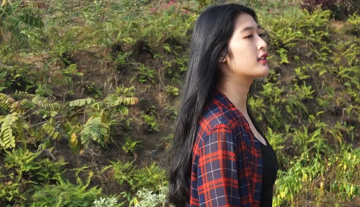 Nama Rania Salsabila ikut melambung seiring dengan ditetapkannya Nil Maizar sebagai pelatih Persela Lamongan. Selain cantik, Rania juga memiliki penampilan yang fashionable. (Liputan6.com/IG/@chaaarania)