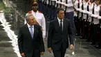 Presiden Kuba Raul Kastro dan PM Italia Matteo Renzi melakukan inspeksi pasukan saat kunjungan kenegaraan di Istana Revolusi, Havana, Rabu (28/10). Renzi menjadi kepala pemerintahan Italia yang mengunjungi Kuba pertama kalinya. (REUTERS/Enrique de la Osa)