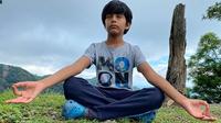 Reyansh Surani, yang berasal dari India dan tinggal bersama keluarganya di Dubai, Uni Emirat Arab, mengatakan dia mulai berlatih yoga bersama orang tuanya saat berusia 4 tahun (Guinness World Records)