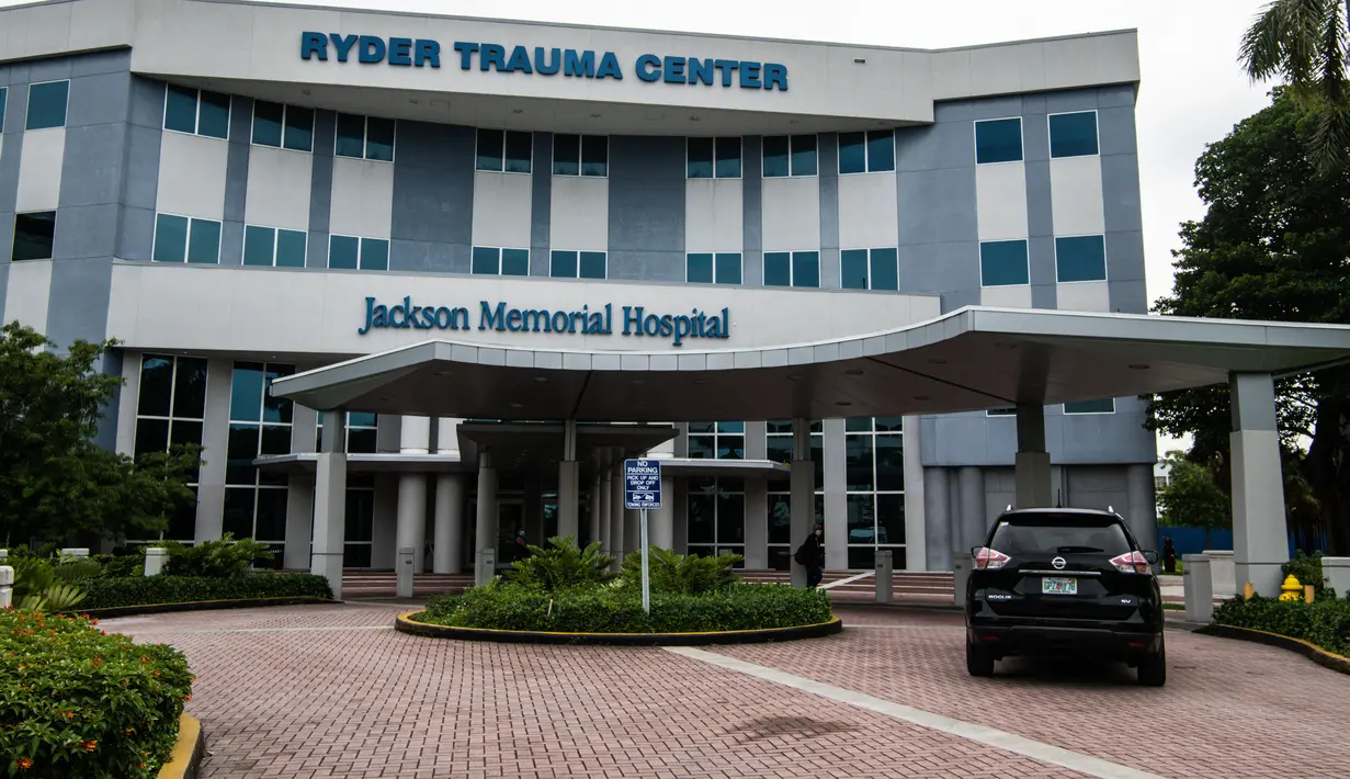 Orang-orang berdiri di pintu masuk Ryder Trauma Center tempat Ibu Negara Haiti Martine Moise dirawat di Miami, Rabu (7/7/2021). Presiden Haiti Jovenel Moise dibunuh dan istrinya terluka dalam aksi penyerangan di kediaman pribadinya pada Rabu dini hari. (CHANDAN KHANNA/AFP)