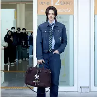 Hyunjin Stray Kids akan hadir di Dior Men’s Winter 26/27 di Paris. Saat otw dari Incheon Airport, Hyunjin pun tampil dengan head to toe Dior. [Dok. Dior]