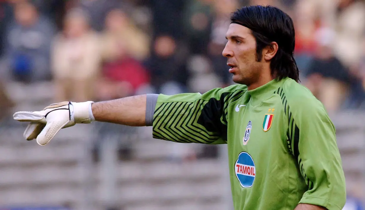Kiper Juventus, Gianluigi Buffon, memberikan arahan kepada rekannya saat melawan Reggina pada laga Liga Italia di Stadion Delle Alpi, Minggu (15/1/2006). (AP Photo/Luca Bruno)