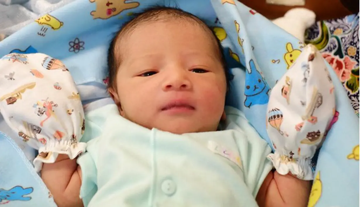 Anak pertama pasangan ini lahir dengan bobot 2,65 kilogram, serta panjang 46,5 centimeter. Nina dan Chandra memberi nama anaknya Kenzie Naratama Chandra. (Instagram/kenzienaratama)