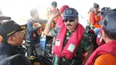 Panglima TNI Marsekal Hadi Tjahjanto (tengah) bersama tim Basarnas di KN SAR Basudewa di perairan Karawang, Jawa Barat, Rabu (31/10). Panglima TNI meninjau titik yang diduga menjadi tempat bagian pesawat Lion Air JT 610. (Liputan6.com/Helmi Fithriansyah)