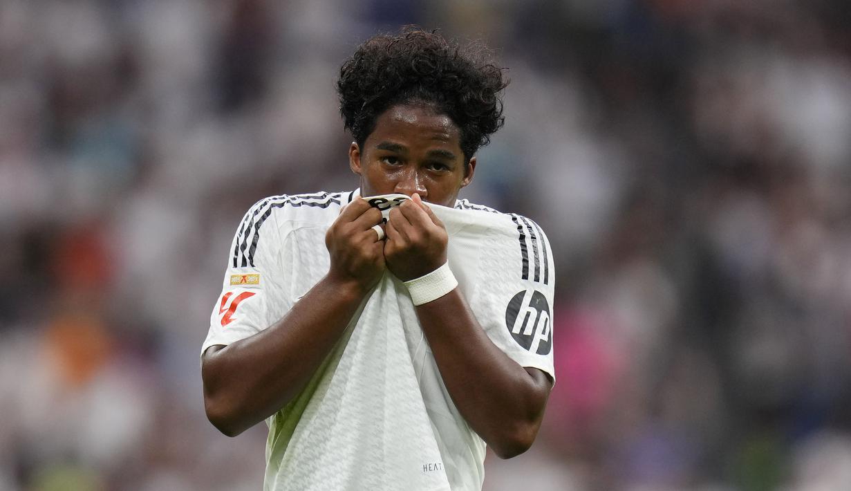 Pemain Real Madrid, Endrick mencium logo timnya saat melakukan selebrasi setelah mencetak gol ke gawang Valladolid pada laga lanjutan Liga Spanyol 2024/2025 di Santiago Bernabeu, Madrid, Spanyol, Senin (26/08/2024) WIB. (AP Photo/Manu Fernandez)