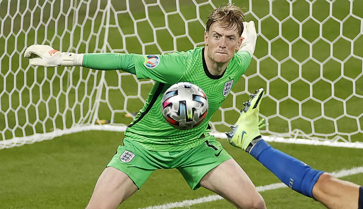 Jordan Pickford merupakan penjaga gawang andalan Inggris hingga babak Final Euro 2020. Penampilan solidnya ketika menjaga gawang The Three Lions, terbukti ketika dirinya hanya kebobolan sebanyak dua kali dari tujuh pertandingannya selama 690 menit bermain. (Foto: AFP/Pool/John Sibley)