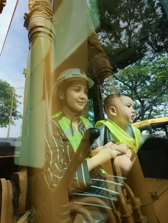 Tak ingin ketinggalan, sang ibu Nagita Slavina juga menjajal alat berat sembari menemani Rayyanza [@tercipungcipung]