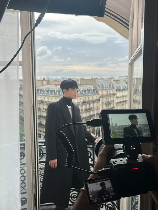 Terbaru, ini gaya Park Bo Gum saat tampil memukau di acara the 'CELINE's 'S/S 2023 Menswear Collection' show di Paris. Berbalut long blazer hitam dan turtleneck, gayanya banjir pujian penggemar. (Liputan6.com/Twitter/@BOGUMMY)