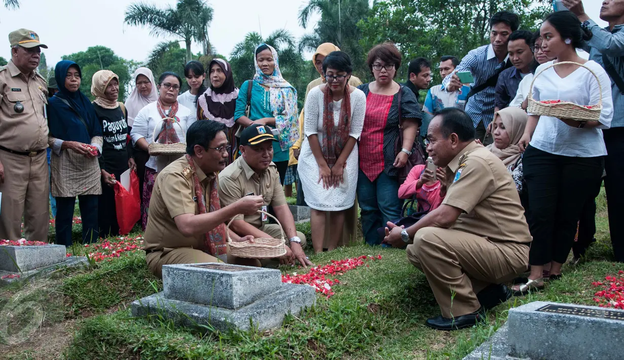 Wagub DKI Jakarta Djarot Saiful Hidayat bersama keluarga korban di acara Tabur Bunga untuk Korban 98 di TPU Pondok Ranggon, Jakarta Timur, Rabu (8/5). (Liputan6.com/Gempur M Surya)