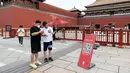 <p>Orang-orang menggunakan ponsel untuk memindai kode kesehatan di pintu masuk Kota Terlarang di Beijing sebelum kunjungan mereka setelah pemerintah melonggarkan beberapa pembatasan Covid-19, Selasa (7/6/2022). Pengunjung mulai kembali ke restoran di sebagian besar wilayah Beijing untuk pertama kalinya dalam lebih dari sebulan pada Senin, 6 Juni 2022. (WANG Zhao / AFP)</p>
