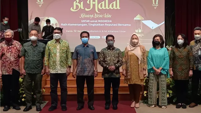 Rektor Universitas Tarumanagara Agustinus Purna Irawan (tengah) saat  halal bi halal Hari Raya Idul Fitri. (Istimewa)