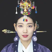 "Terima kasih kepada semua orang yang mengirimi kami banyak berkah dan pesan ucapan selamat," tulis Park Shin Hye dalam unggahan fotonya menggunakan pakaian pernikahan tradisional Korea. (Foto: Instagram/ssinz7)