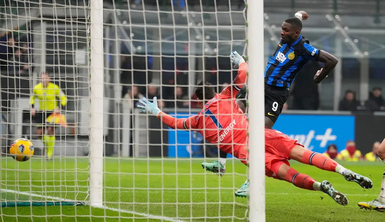 Inter Milan kembali merebut posisi puncak klasemen usai menang besar 4-0 atas Udinese. Gol Inter dicetak oleh Hakan Calhanoglu, Federico Dimarco, Marcus Thuram, dan Lautaro Martinez. (AP Photo/Antonio Calanni)