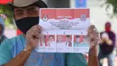 Pemiilih mengenakan sarung tangan plastik saat menggunakan hak suaranya dalam Pilkada Tangerang Selatan di TPS 23 Pondok Jagung Timur, Rabu (9/12/2020). Menggunakan masker hingga memakai sarung tangan plastik menjadi hal wajib saat melakukan pencoblosan di Pilkada 2020. (Liputan6.com/Angga Yuniar)