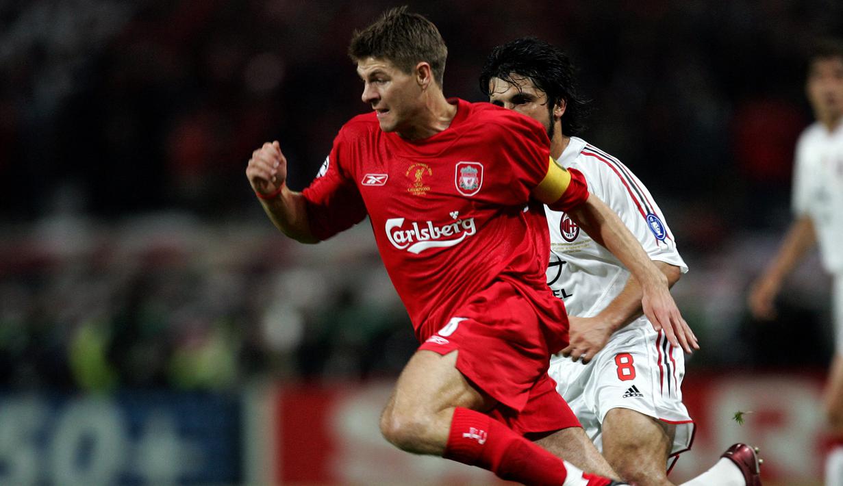 Steven Gerrard. Gelandang Inggris yang kini berusia 42 tahun ini dilepas gratis Liverpool ke LA Galaxy pada awal musim 2015/2016 lalu setelah berseragam the Reds hampir 17 tahun. Ia berperan penting saat laga final Liga Champions 2004/2005 menghadapi AC Milan. Ia menjadi pembuka gol dalam comeback Liverpool usai tertinggal 0-3 di babak pertama. Hasil akhir, Liverpool berhasil menyamakan skor 3-3 dan akhirnya memenangi gelar Liga Champions usai menang adu penalti. Bersama Liverpool ia total tampil dalam 709 laga di semua ajang dengan torehan 185 gol dan 152 assist. Sejak November 2021 Steven Gerrard dipercaya membesut Aston Villa di Liga Inggris. (AFP/Filippo Monteforte)