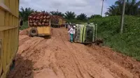 Truk pengangkut kelapa sawit terguling saat melintasi jalan di Sungai Bahar, Jambi. (Liputan6.com/Bangun Santoso)