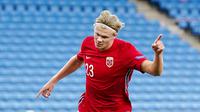 Striker Norwegia, Erling Braut Haaland, melakukan selebrasi usai mencetak gol ke gawang Rumania pada laga UEFA Nations League di Stadion Ullevaal, Minggu (11/10/2020). Norwegia menang dengan skor 4-0. (Stian Lysberg Solum /NTB scanpix via AP)