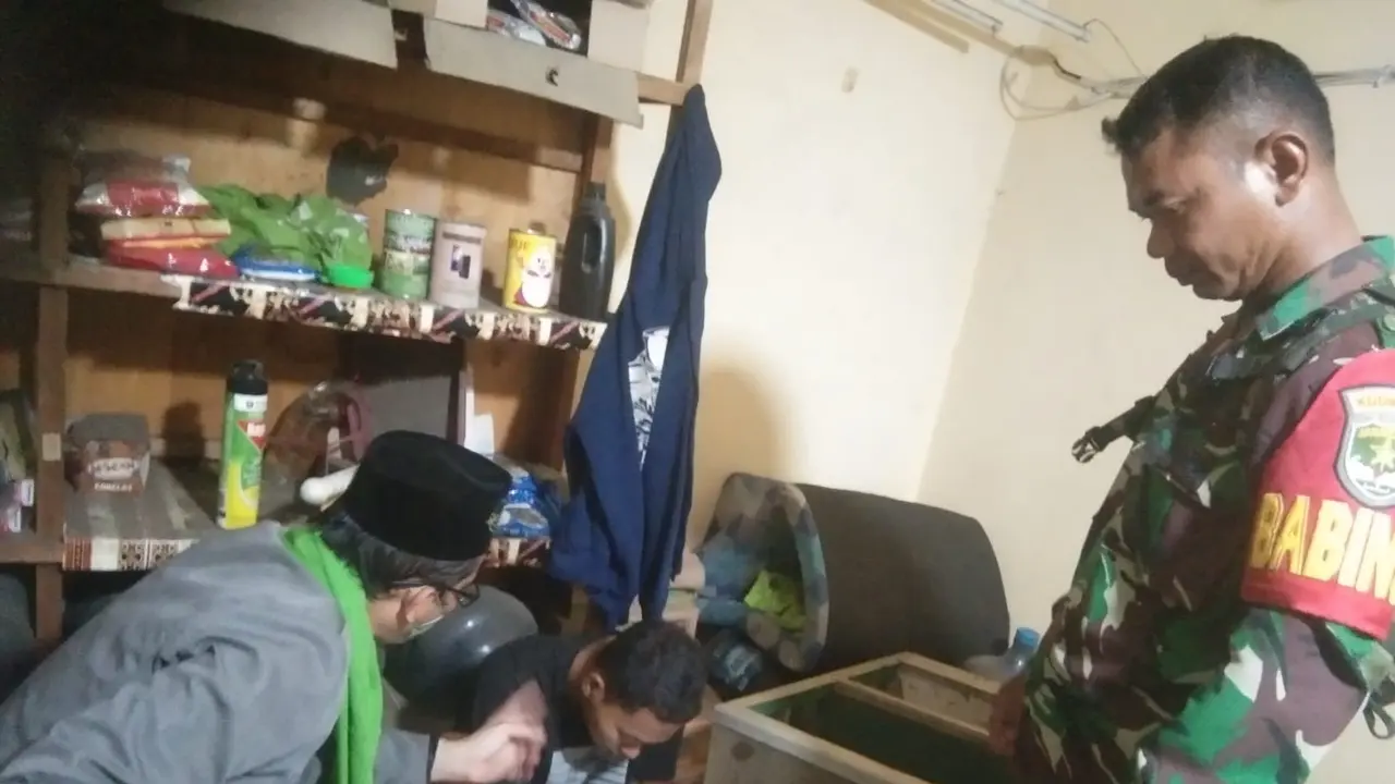 Anggota Koramil 05 Sawangan, Sertu Nurkosim bersama tokoh agama saat mendatangi warung yang menjual obat G di Curug, Bojongsari, Depok
