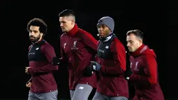 Penyerang Liverpool Mohamed Salah (kiri) bersama rekan-rekan setimnya berlatih jelang menghadapi Napoli pada matchday keenam Grup C Liga Champions di Melwood Training Ground, Liverpool, Inggris, Senin (10/12). (Martin Rickett/PA via AP)