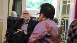 Duta Besar Australia untuk Indonesia, Paul Grigson berbincang dengan Ketua Umum PKB Muhaimin Iskandar di DPP PKB, Jakarta, Rabu (25/10). Kunjungan Paul ke DPP PKB untuk mengenal lebih jelas demokrasi dan politik di Indonesia. (Liputan6.com/Faizal Fanani)