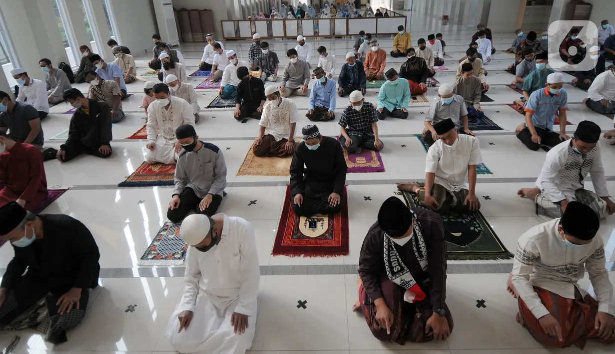 Umat muslim melaksanakan salat Idul Adha 1442 H di Masjid Al-Madina Zona Madina, Parung, Bogor, Jawa Barat, Selasa (20/7/2021). Protokol kesehatan yang dilakukan di antaranya pengecekan suhu tubuh dan pengaturan jarak shaf salat. (merdeka.com/Arie Basuki)