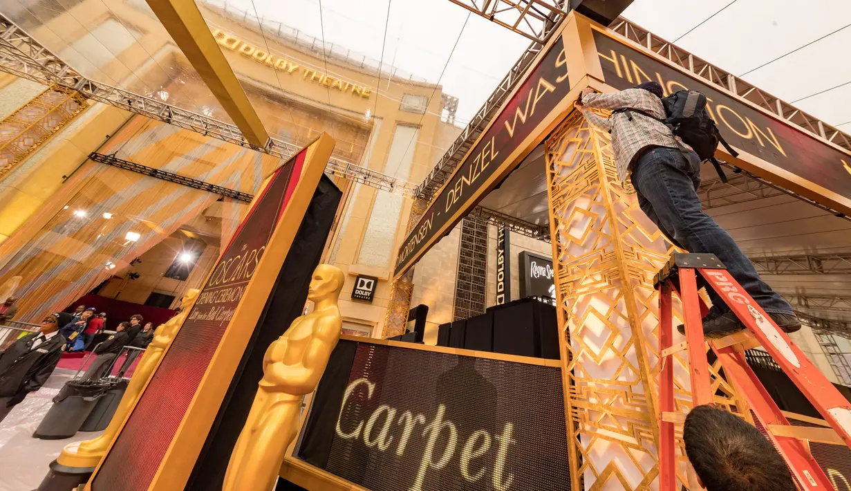 Seorang pekerja tengah mempersiapkan lokasi acara Academy Awards ke-89 di Los Angeles, California, Sabtu (25/2). Penganugerahan Oscar 2017 akan diselenggarakan pada Minggu (26/2) waktu setempat. (Christopher Polk/Getty Images/AFP)