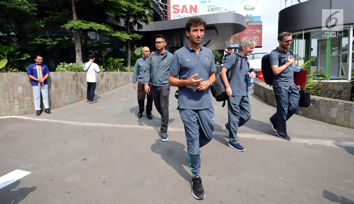 Pelatih Timnas Indonesia, Luis Milla (tengah) berjalan meninggalkan hotel menuju Bandara Soekarno Hatta, Tangerang, Banten, Senin (5/6). Timnas Indonesia akan melakoni laga uji coba melawan Kamboja pada 8 Juni mendatang. (Liputan6.com/Helmi Fithriansyah)