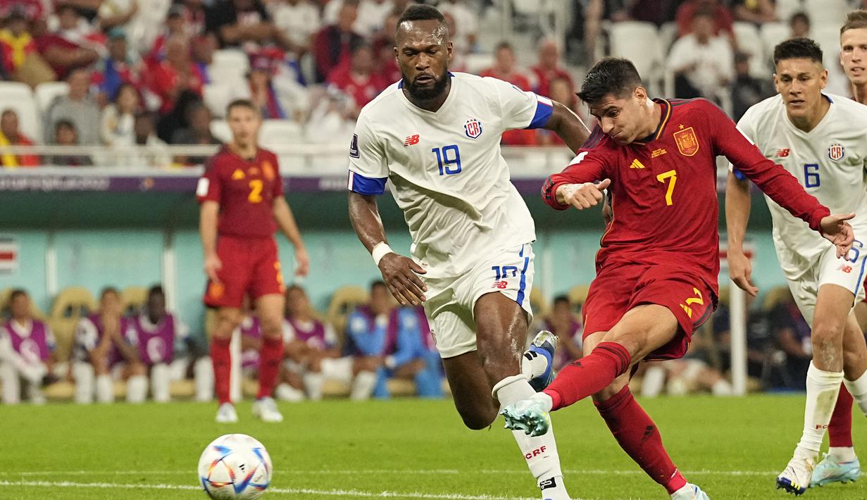 Pesta gol Spanyol ditutup oleh aksi salah satu pemain tertua di skuad Spanyol sat ini, Alvaro Morata saat babak kedua memasuki injury time. Ia berhasil menaklukkan Keylor Navas usai kerja sama satu duanya dengan Dani Olmo. Skor 7-0 pun bertahan hingga laga usai. (AP/Pavel Golovkin)