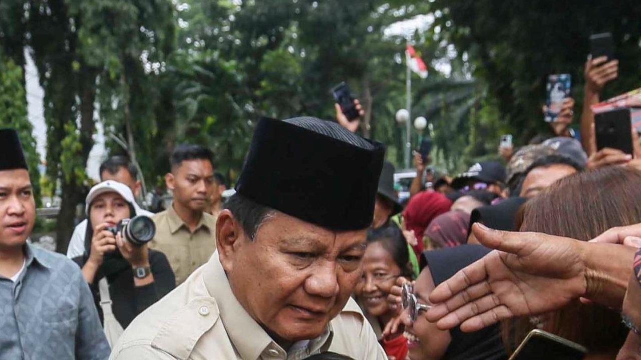 FOTO: Momen Prabowo Sapa Warga Usai Ziarah ke Makam Sang Ayah, Dapat Ucapan Selamat