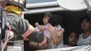 Petugas pemadam kebakaran menyalamatkan bayi setelah kebakaran terjadi di dalam gedung di Hazleton, Pennsylvania (26/7/2019). Restoran dan apartemen Prestigio rusak dilalap api. (Warren Ruda/Hazleton Standard-Speaker via AP)