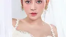 Lewat akun Instagram pribadinya, ibu dua anak itu berbagi hasil potretnya yang menawan. Ia tampil begitu bersinar mengenakan ragam busana serba putih. [@rachelvennya].