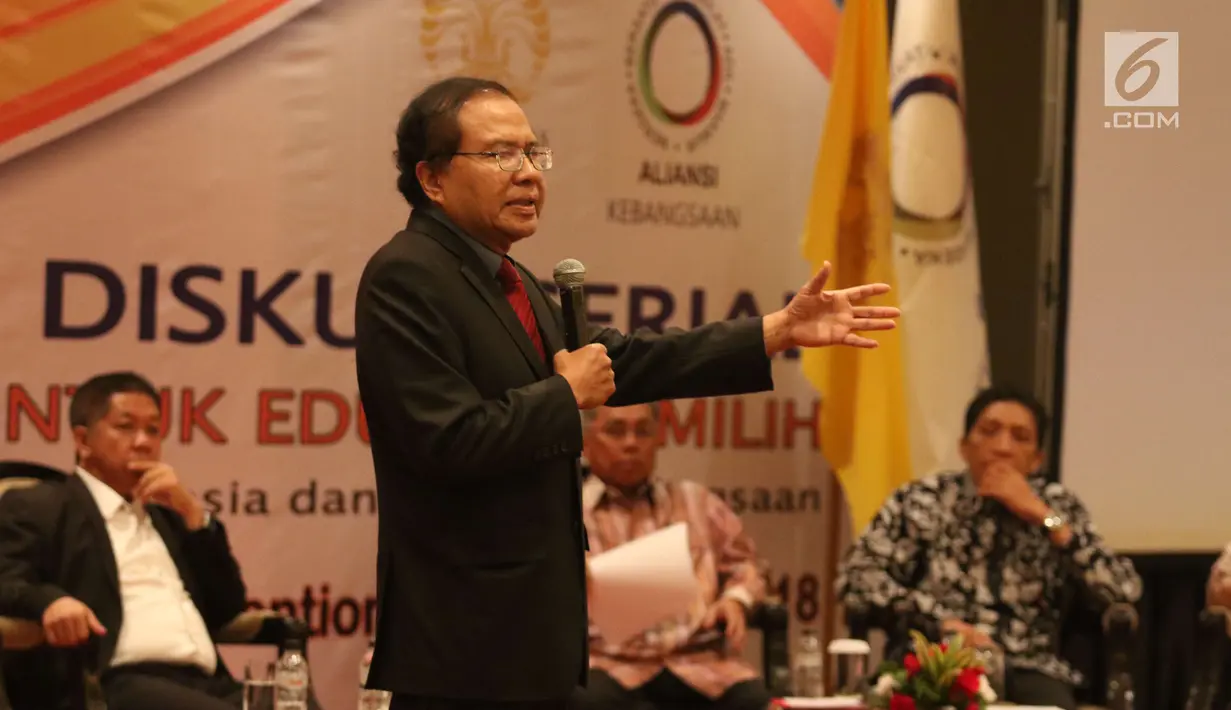 Mantan Menko Kemaritiman Rizal Ramli saat diskusi serial untuk edukasi pemilih dengan tema "Debat-Tak Debat: Utang Besar Buat Siapa? di Jakarta Convention Center, Senayan, Jakarta, Selasa (3/7). (Liputan6.com/Angga Yuniar)