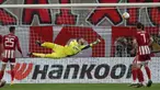 Kiper Olympiakos, Jose Sa kebobolan gol kedua lewat tendangan yang dilepaskan bek Arsenal, Gabriel dalam laga leg pertama babak 16 besar Liga Europa 2020/2021 di Georgios Karaiskakis Stadium, Kamis (11/3/2021). Olympiakos kalah 1-3 dari Arsenal. (AP/Thanassis Stavrakis)