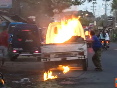 Citizen6, Pasuruan: Sebuah mobil pick up warna putih tiba-tiba terbakar, kejadian terjadi di Jalan Warungdowo, Kabupaten Pasuruan, tidak ada korban dalam pristiwa ini, Minggu (10/7). (Pengirim: Aries Deddy) 