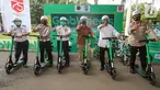Menhub Budi Karya Sumadi (kedua kanan), President Grab Indonesia Ridzki Kramadibrata, Direktur Binmas Polda Metro Jaya Kombespol Badya Wijaya, Dirjen Perhubungan Darat Budi Setiyadi, pada peresmian kembali operasi GrabWheels di Kemenhub, Jakarta, Kamis (13/8/2020). (Liputan6.com/Fery Pradolo)