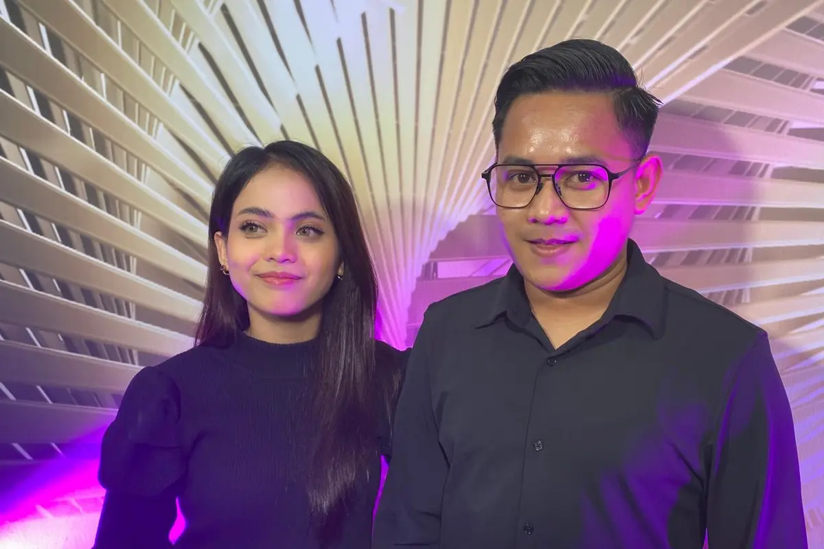 Putri Isnari dan Abdul Aziz