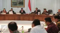 Presiden Jokowi didampingi Wapres Jusuf Kalla beserta menteri melakukan Sidang Kabinet Paripurna di Istana Kepresidenan, Jakarta,(2/11/2015). Sidang membahas APBN 2016, Persiapan Pilkada, dan Paket Kebijakan Ekonomi VI. (Liputam6.com/Faizal Fanani)