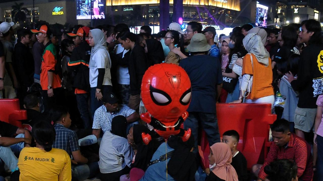 Suasana keramaian di kawasan Bundaran HI saat perayaan malam pergantian Tahun Baru 2024 di Jakarta, Minggu (31/12/2023).<br>