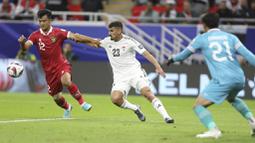 Pratama Arhan yang menjaga sektor kiri pertahanan tampil cukup kukuh menahan gempuran penggawa Irak. Ia mencatatkan satu intersep, dua tekel, dan satu sapuan untuk mematahkan serbuan lawan. (AP Photo/Hussein Sayed)