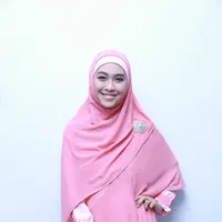 Oki Setiana Dewi akan tetap memberikan ilmu agama yang dikuasai pada orang lain. Sebelumnya, beberapa waktu lalu muncul petisi yang menggugat sebutan ustazah dirinya. (Galih W. Satria/Bintang.com)