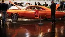Sejumlah pengunjung saat melihat berbagai mobil konsep dan modifikasi di Essen Motor Show, Jerman, Jumat (27/11).(REUTERS/Ina Fassbender)