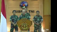 Kapuspen TNI Laksda Julius Widjojono saat jumpa pers, Minggu (16/4/2023). (Istimewa)